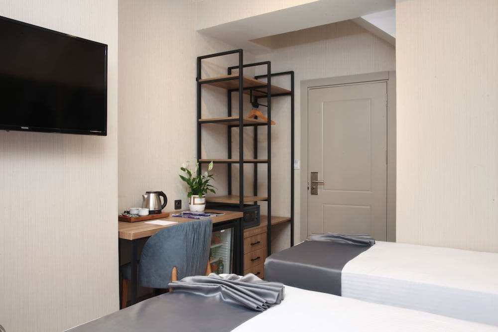 Standard Triple Room - Basement Floor Annex Building photo 3