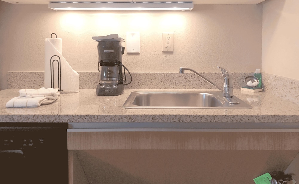 Accessible - Queen Suite, Bathtub - Photo 2