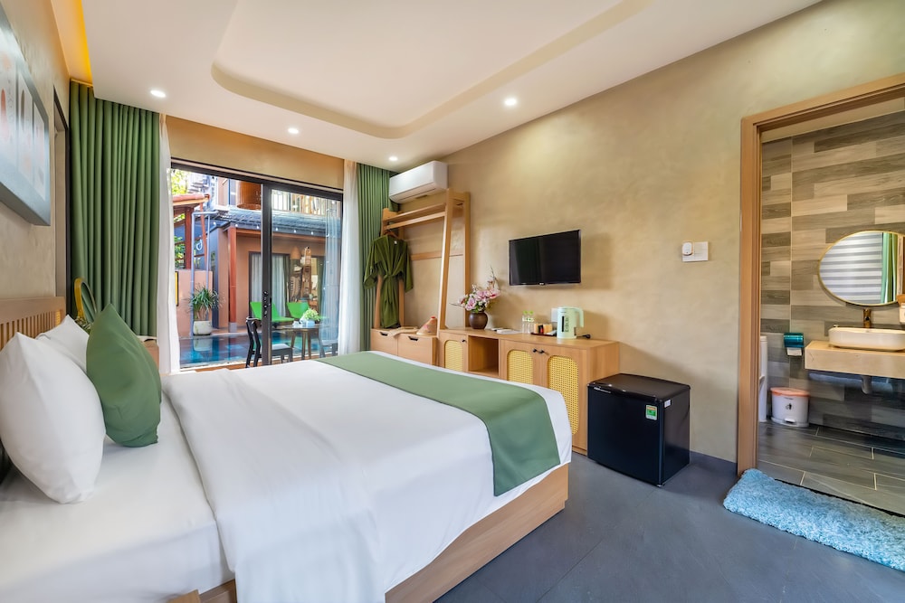 Deluxe Room, 1 Queen Bed photo 3