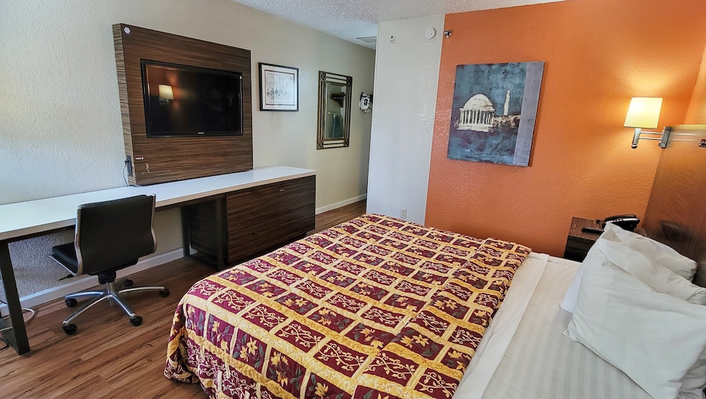 Deluxe Room, 1 King Bed, Non Smoking, Refrigerator & Microwave - Photo 2