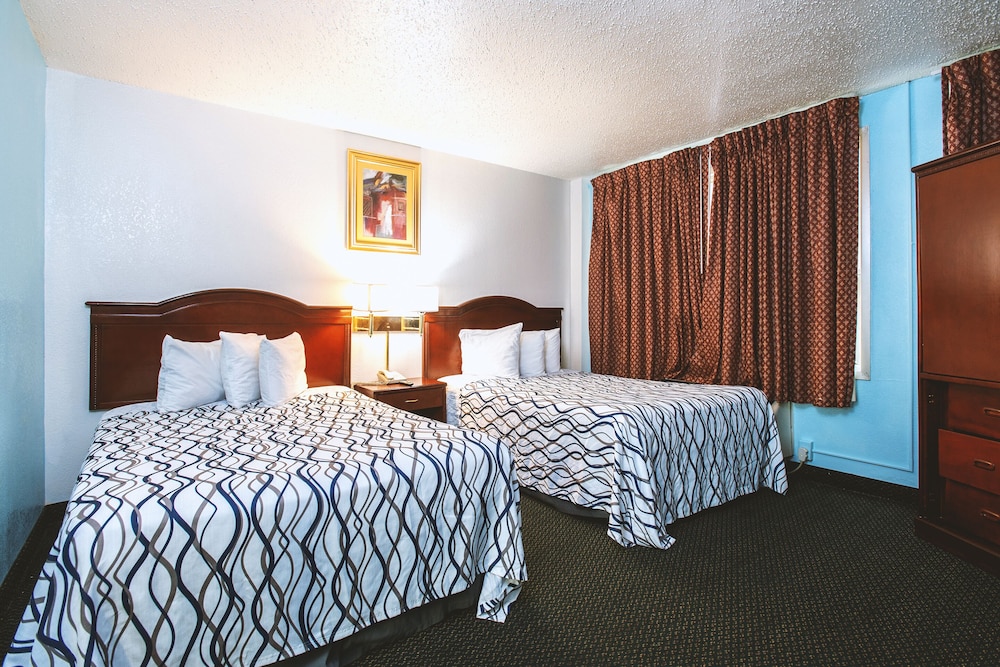 2 Queen Bed Suite Smoking photo 1