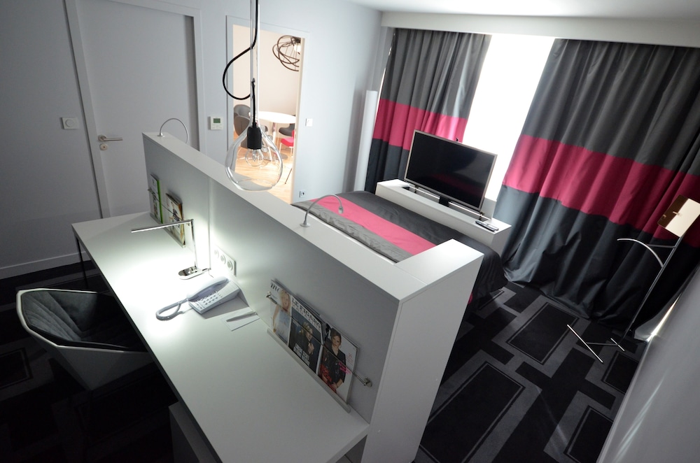 Suite, 1 King Bed with Sofa bed - Photo 13