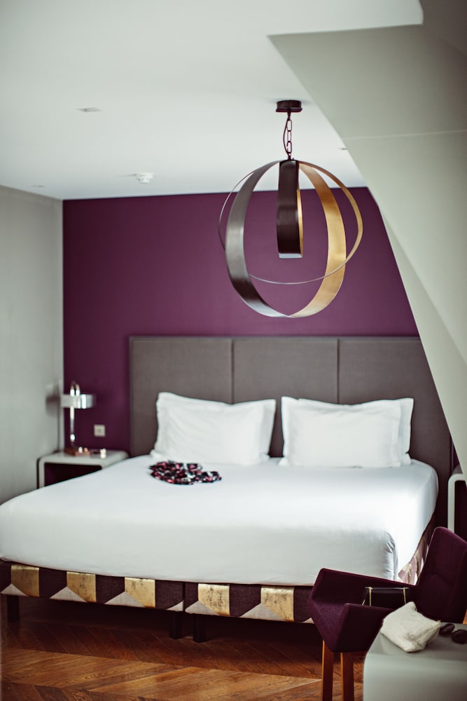 Deluxe Room thumbnail 5