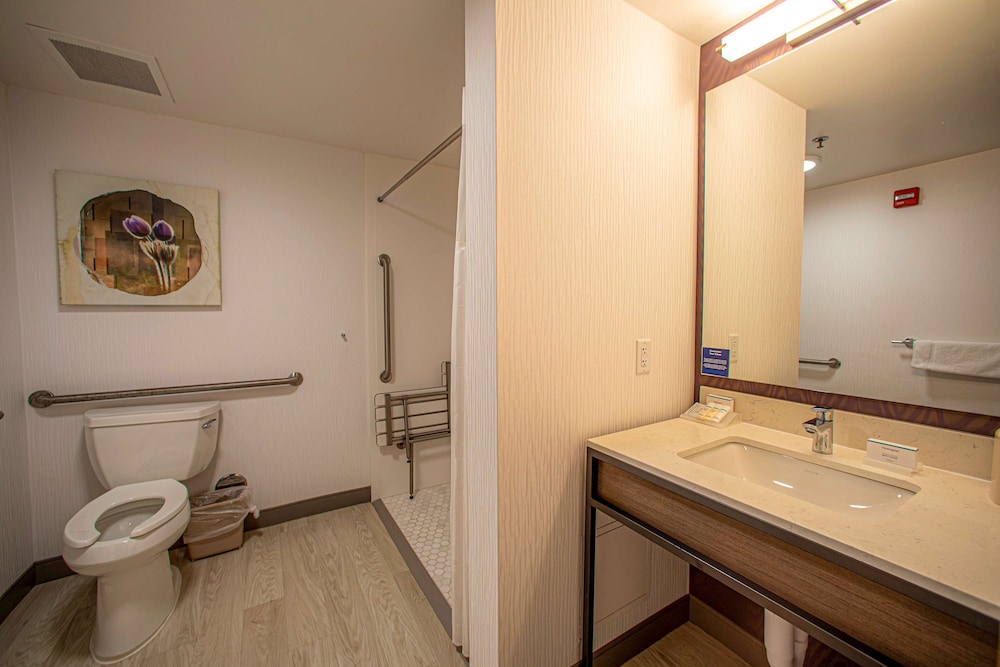 Room, 2 Queen Beds, Accessible (Roll-In Shower) - Photo 7