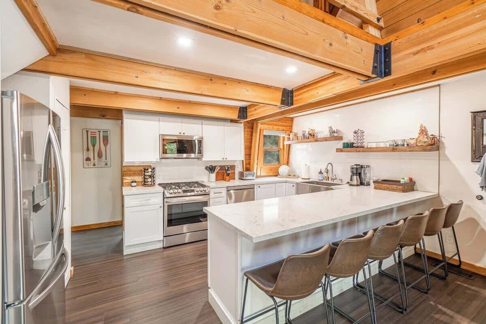 Cabin, Multiple Beds, Hot Tub, Mountain View (Canoe Cabin) photo 1