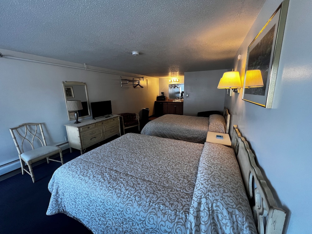 2 Queen Beds photo 1