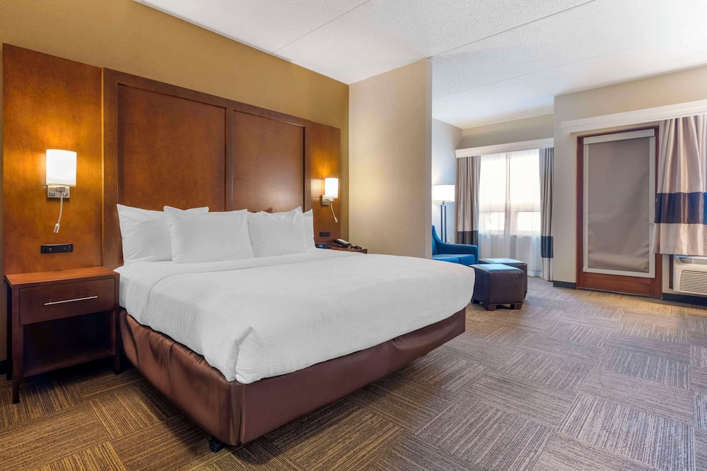 Lakeview Accessible Ground Floor Deluxe Suite photo 3