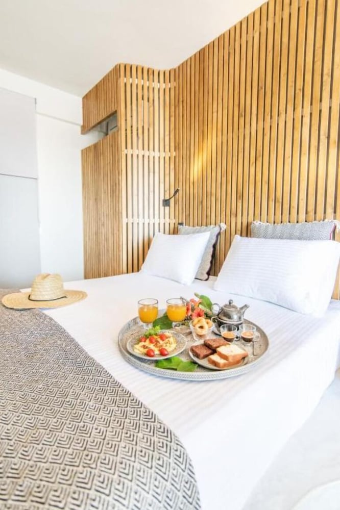 Deluxe Suite with Panoramic Sea View - Photo 3