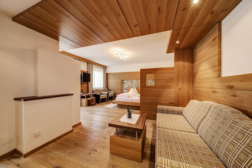 Double Room, Mountain View (Gasse)