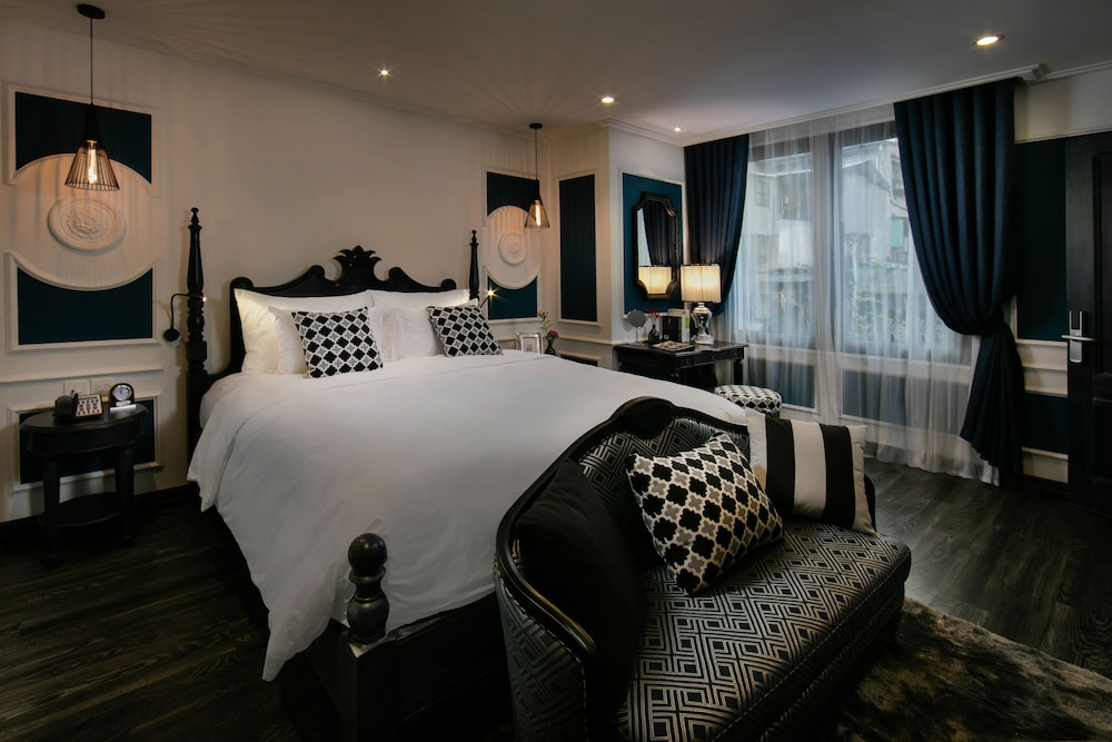 Suite - Photo 1