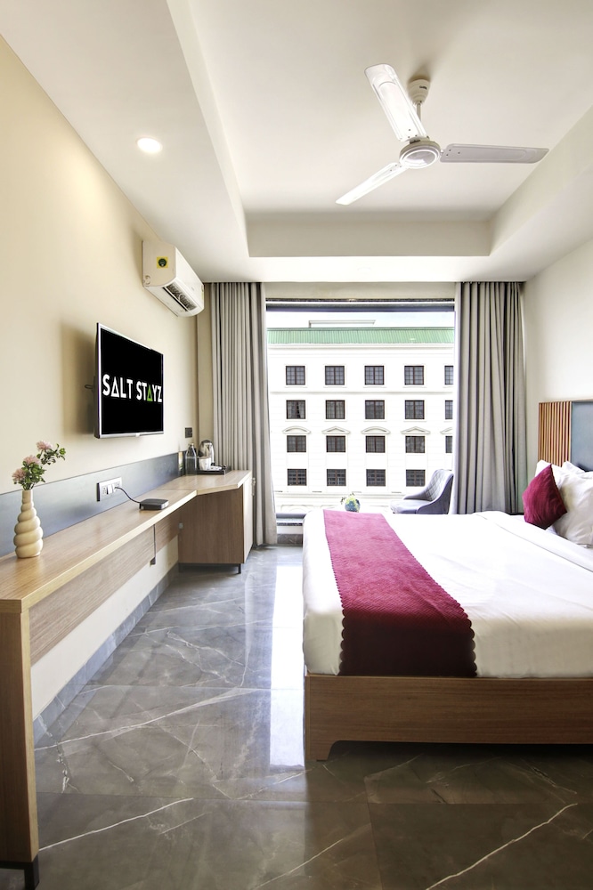 Superior Room with Balcony - Photo 11