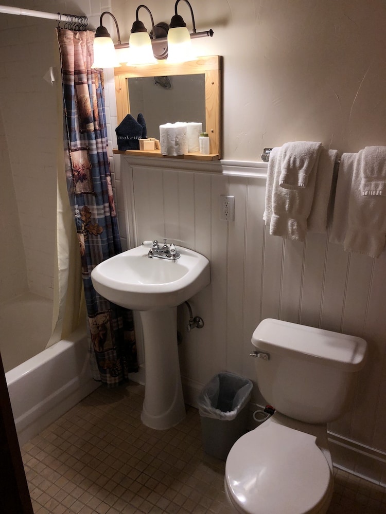 Hotel, Lewis Lake (9), King, Private Bath, Tub/Shower, No Child -5, Shared TV,MW,F, No Roll-away photo 2