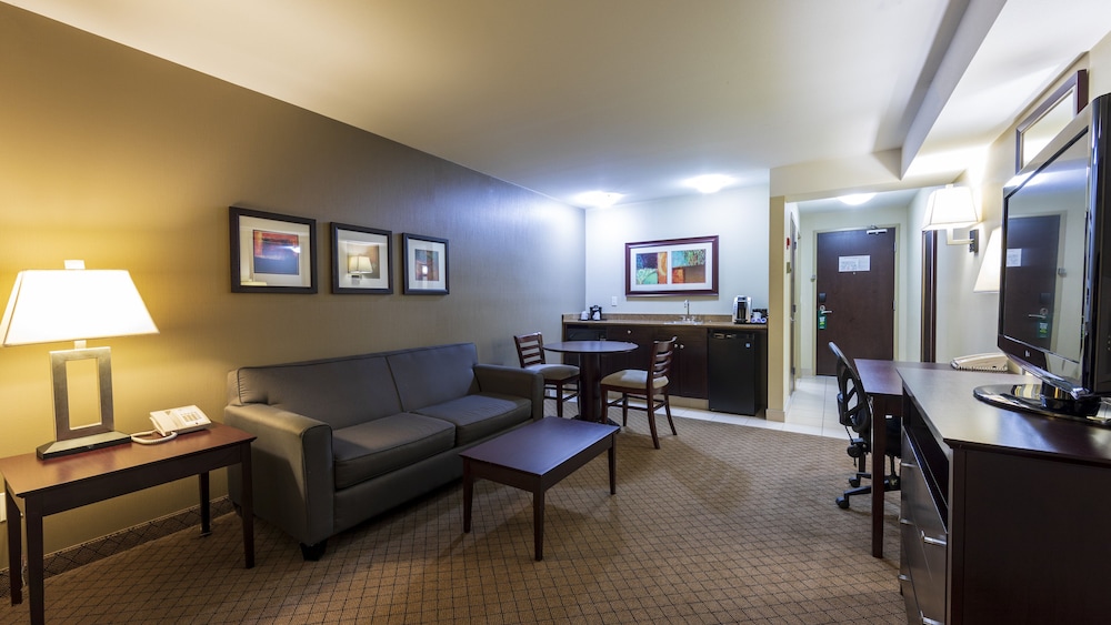 Suite, 1 King Bed with Sofa bed photo 3