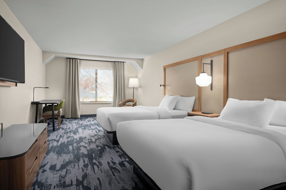 Standard Room, 2 Queen Beds, Mountain View (Mobility Accessible, Tub)