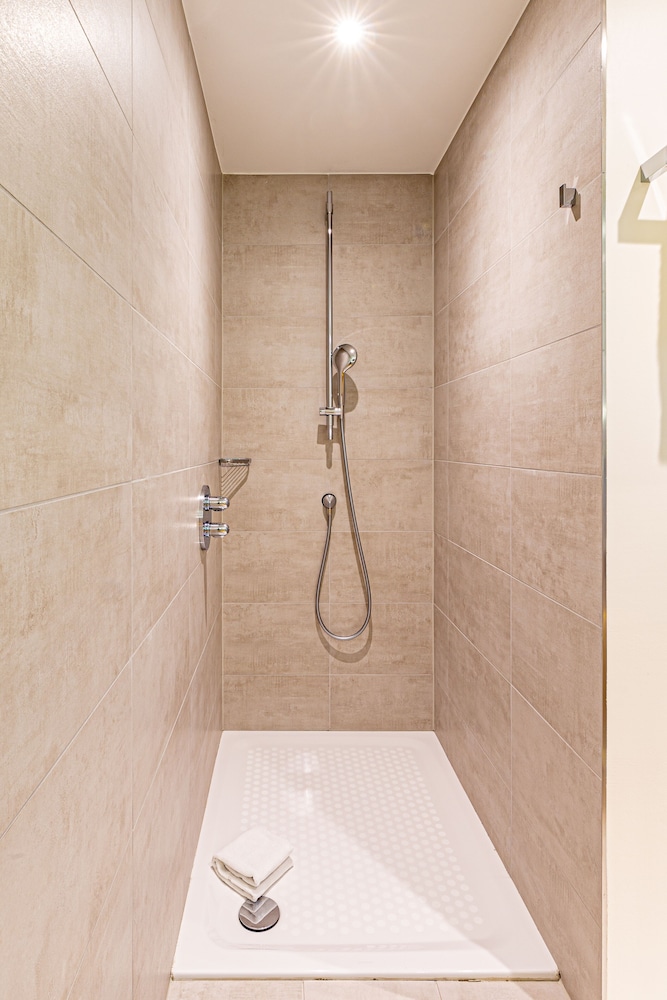 Suite - Photo 12