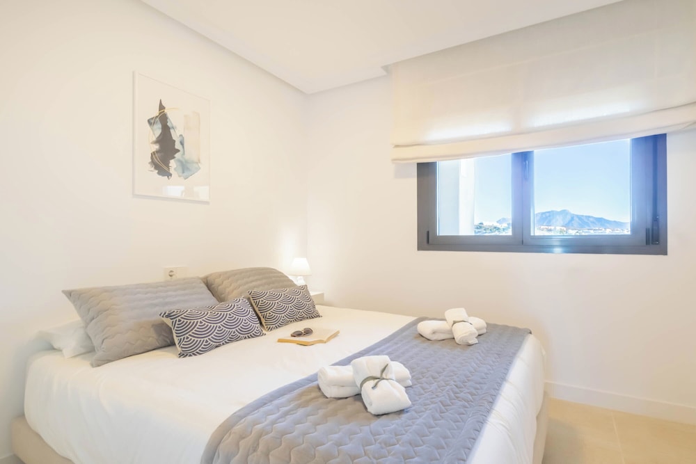 Family Apartment, Multiple Bedrooms, 2 Bathrooms, Mountainside (Sunset Sweet Holidays)