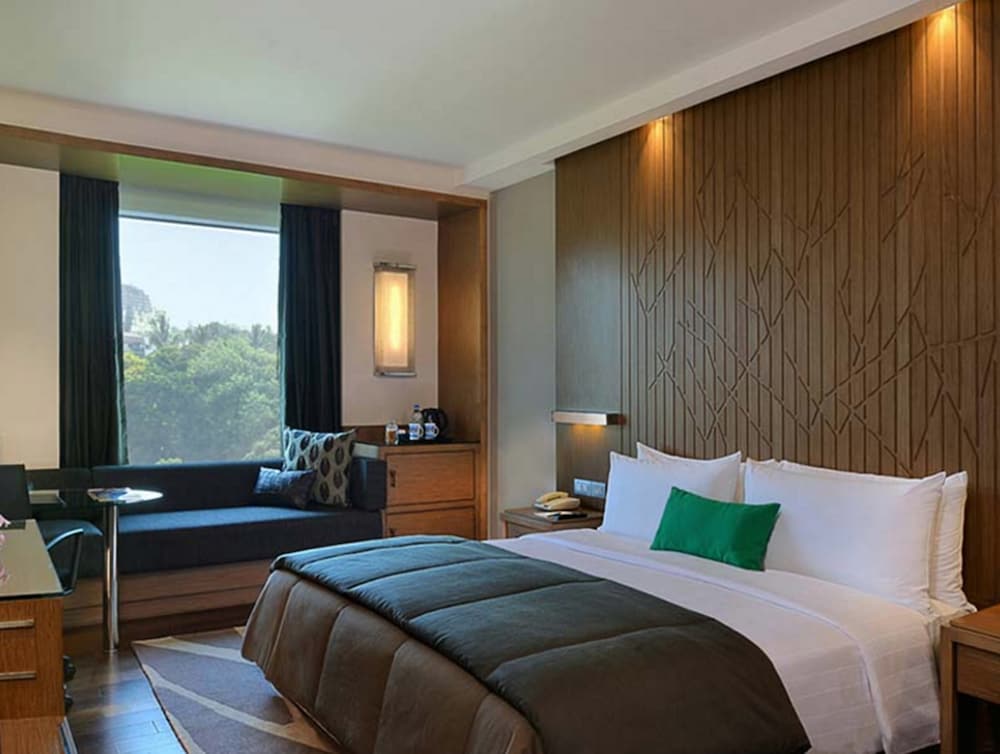 Deluxe Room, 1 Queen Bed (Deluxe Room Double) photo 3