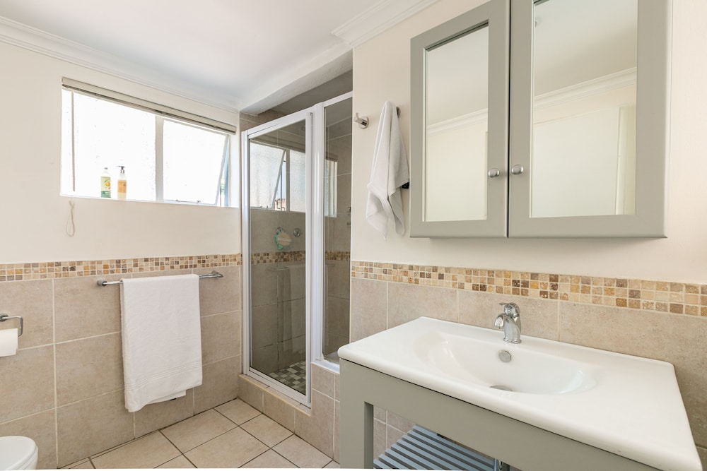 Comfort Apartment, 1 King Bed, Non Smoking, Garden View photo 3