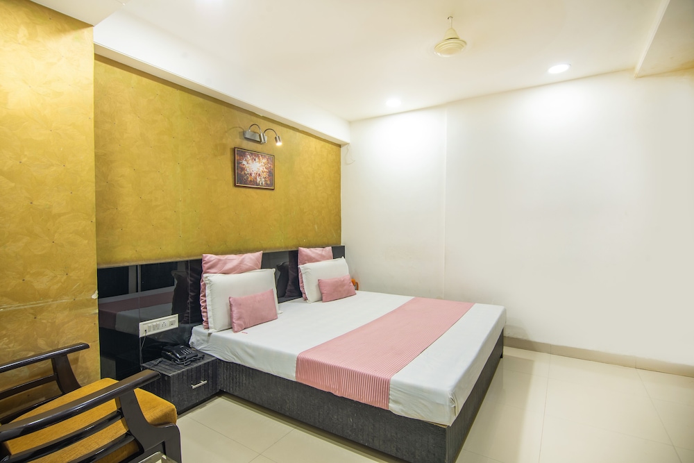 Deluxe Room, 1 King Bed, Accessible