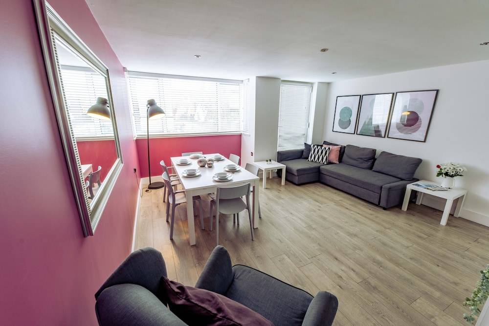 Brighton City Apartment *Parking Available* photo 1