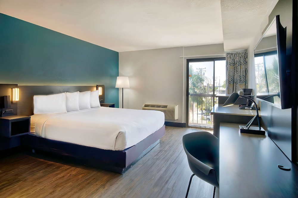 Standard Suite, 1 King Bed, Non Smoking - Photo 7