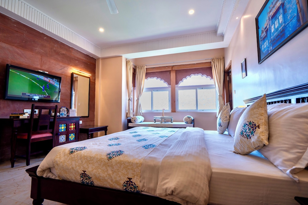 Fort View Superior Room with Jharokha, King bed ( 4th Floor ) photo 3
