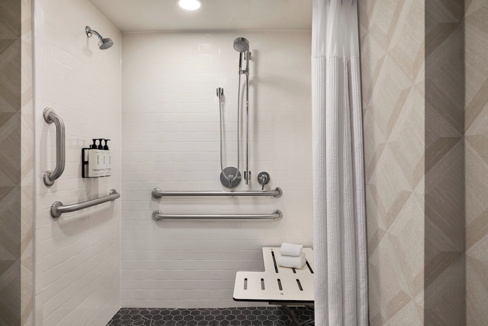 Junior Suite, 1 King Bed, Accessible (Communications)