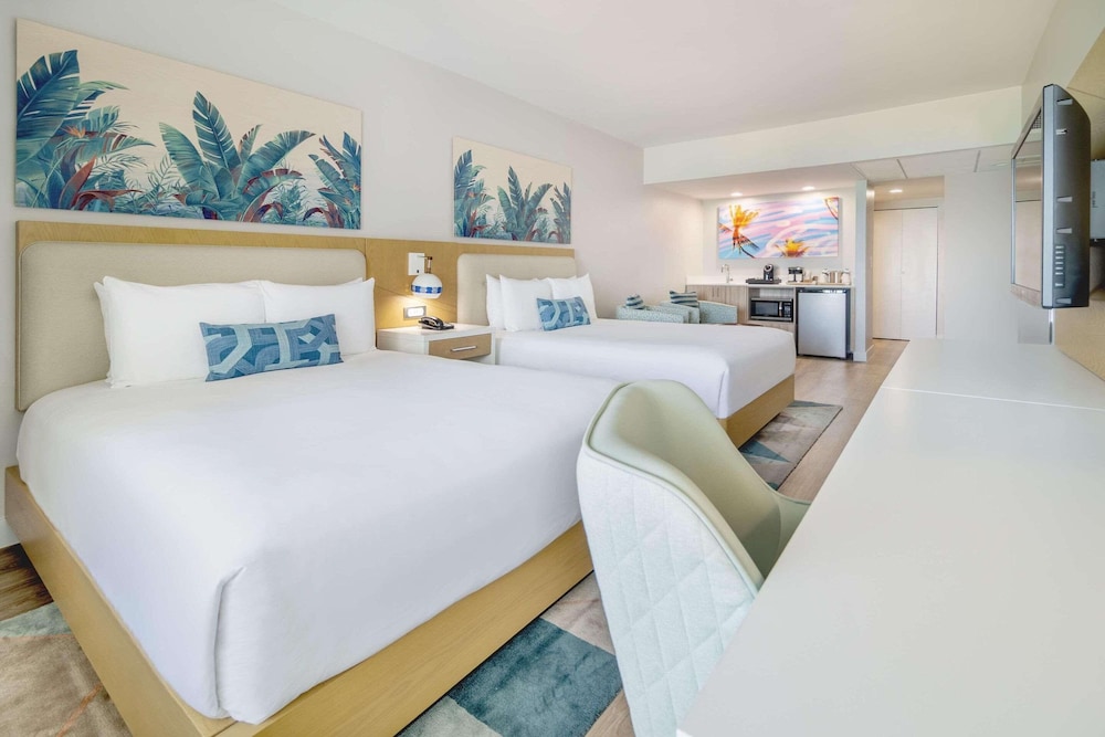 Junior Suite, 2 Queen Beds, Balcony, Oceanfront photo 3