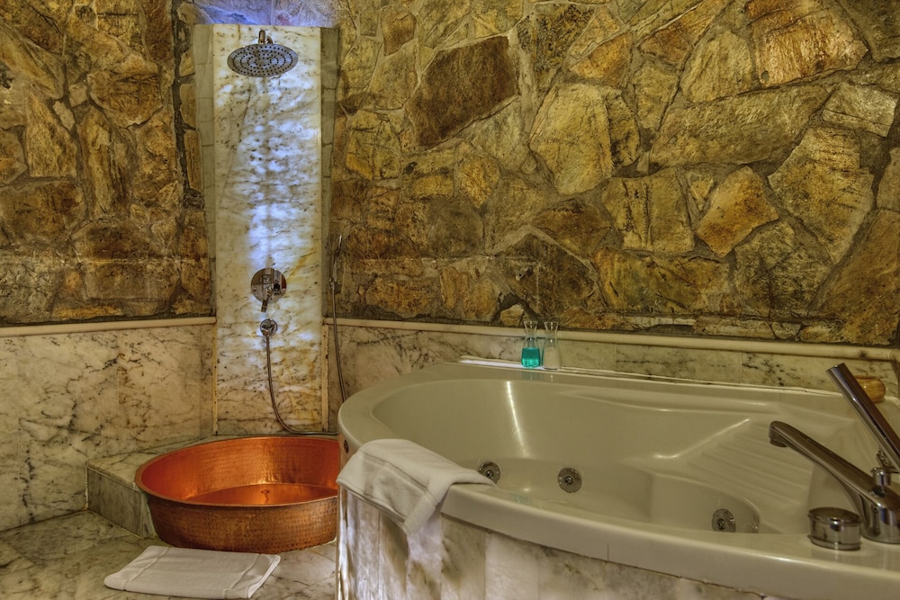 Superior Suite - Photo 26