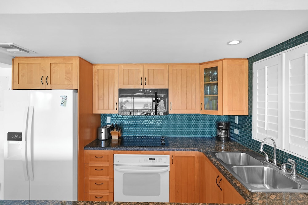 Condo 18, 2 Bedrooms, Ocean View photo 3