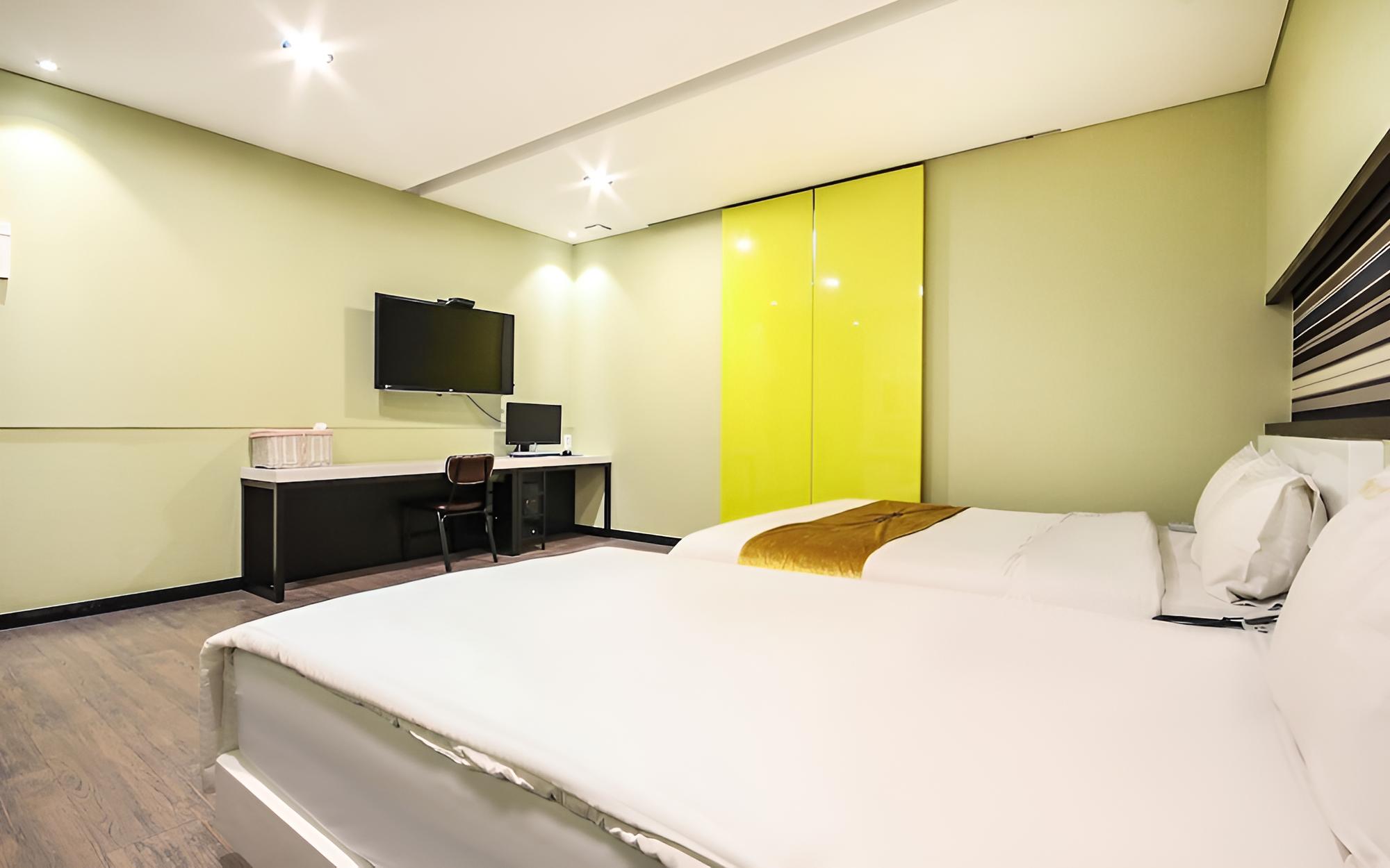 Room (Twin) - Photo 5