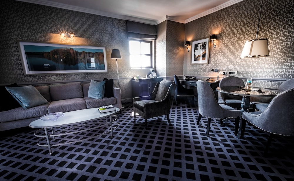 Luxury Suite thumbnail 6