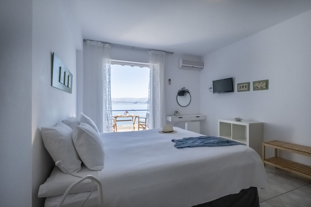 Studio, 1 King Bed, Sea View, Beachfront photo 1