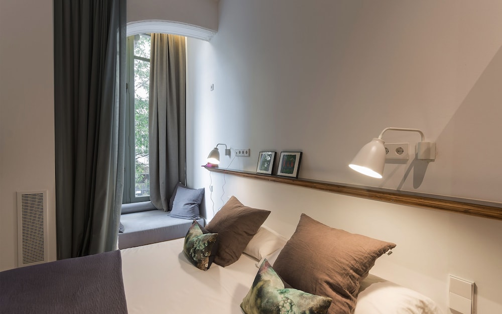 Superior Room (with a bow-window facing the street) photo 2