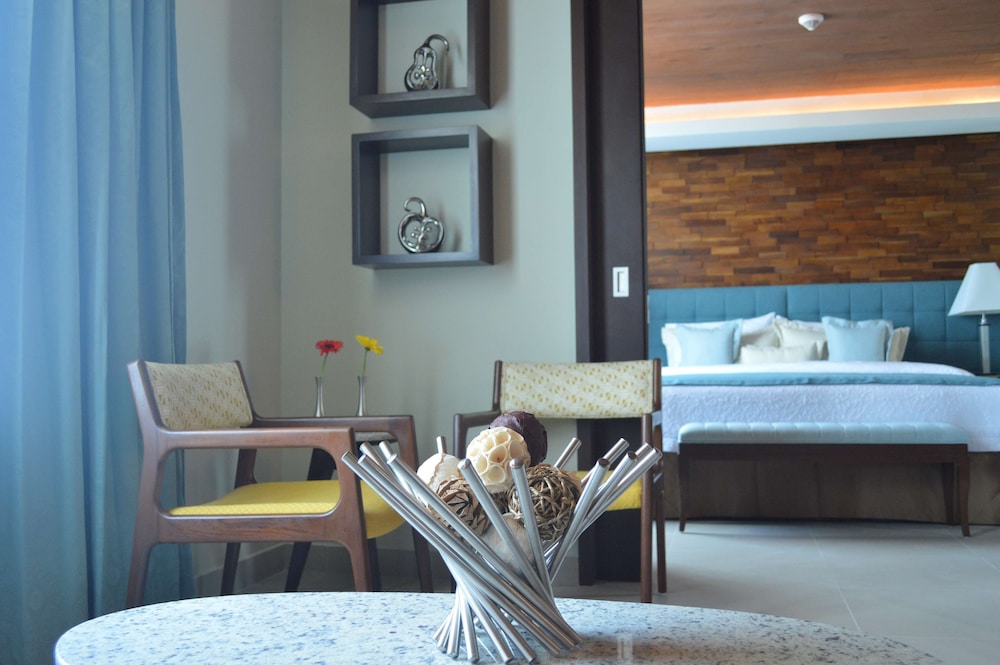 King Suite, Refrigerator