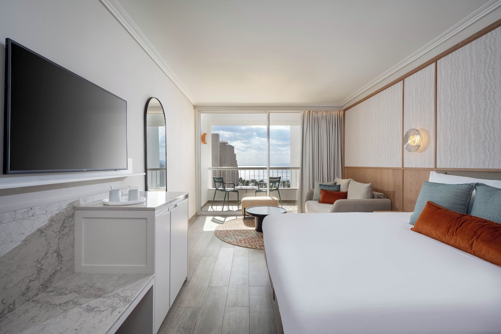 Renovated Deluxe Room with hotel's lawns View