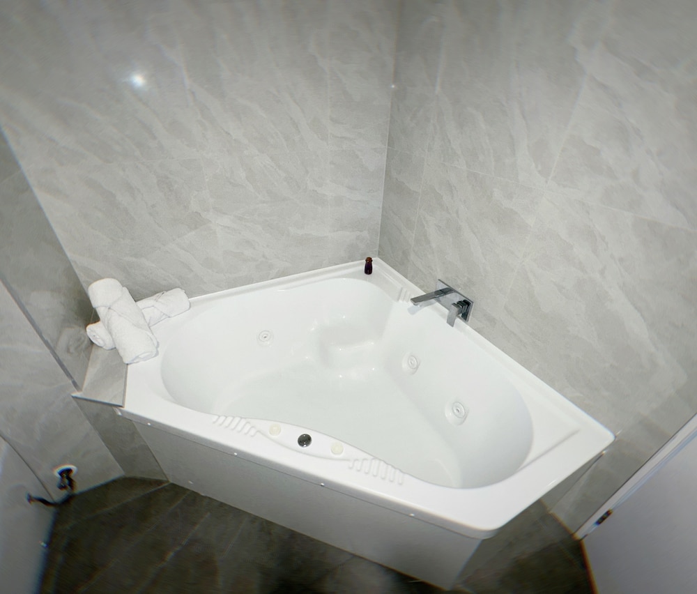 Family Apartment, 2 Bedrooms, Jetted Tub photo 3