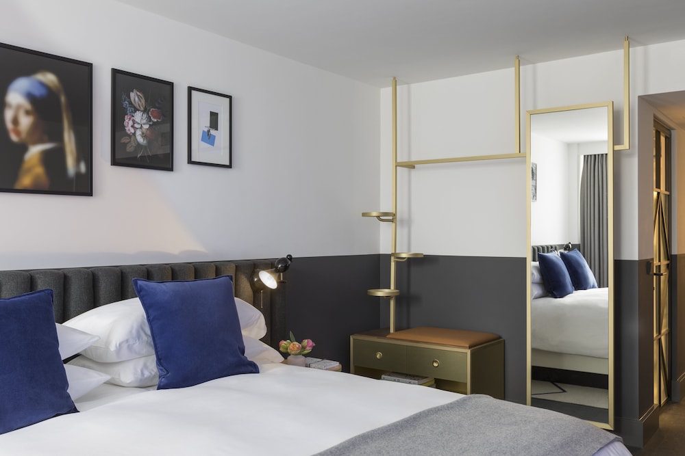 Premium Room, 1 King Bed (Above Bar)
