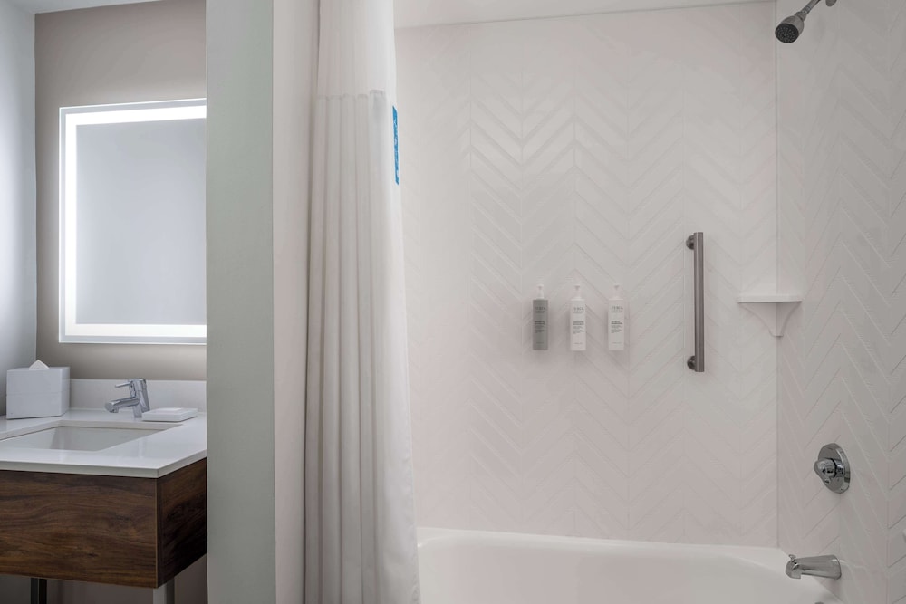 Room, Multiple Beds, City View - Photo 18