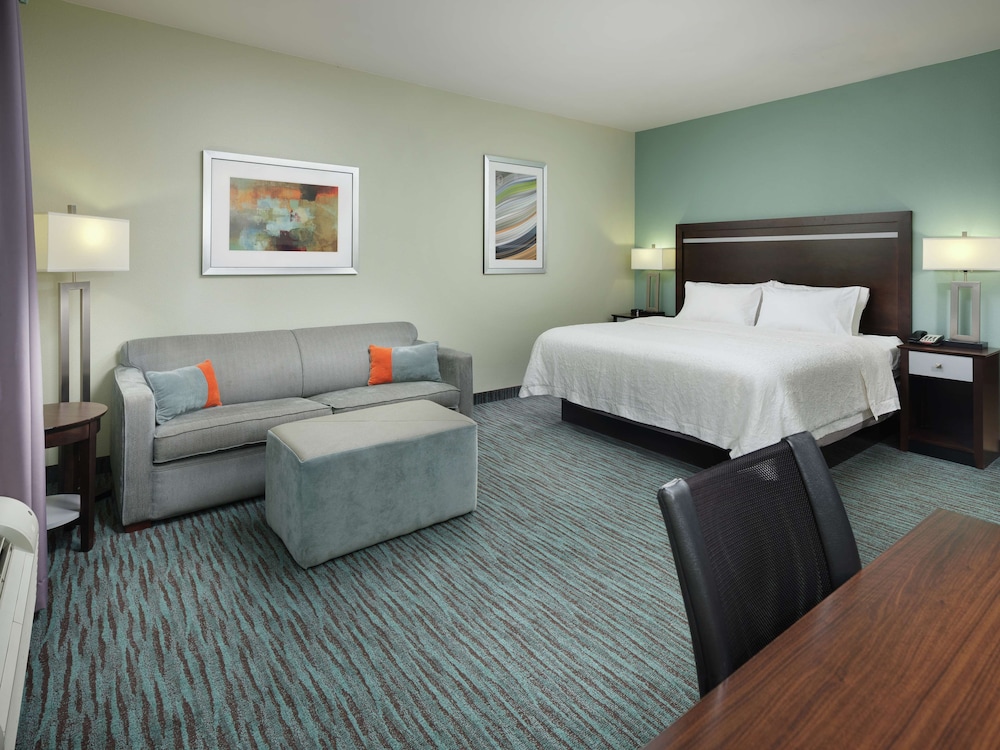 Deluxe Room, 1 King Bed with Sofa bed photo 2