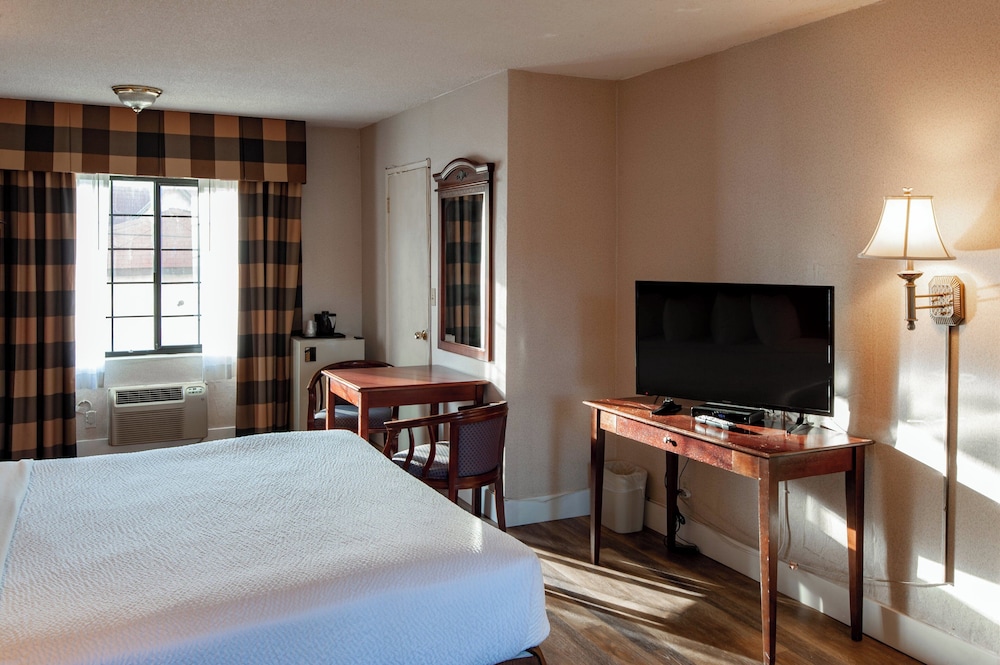 Suite, 1 King Bed, Non Smoking photo 2