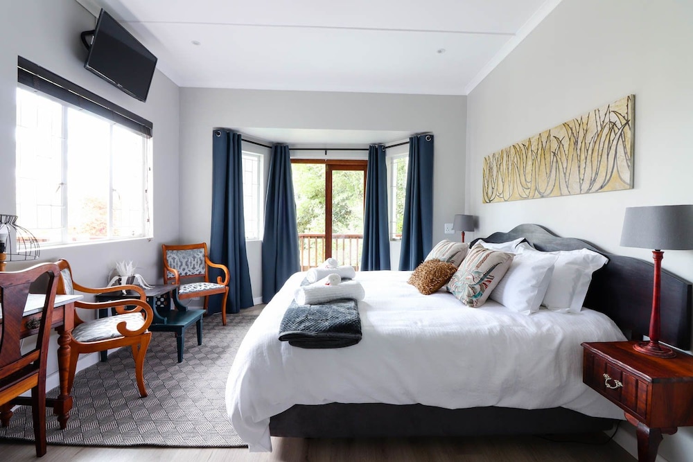 Double Room, 1 King Bed, Pool View photo 2
