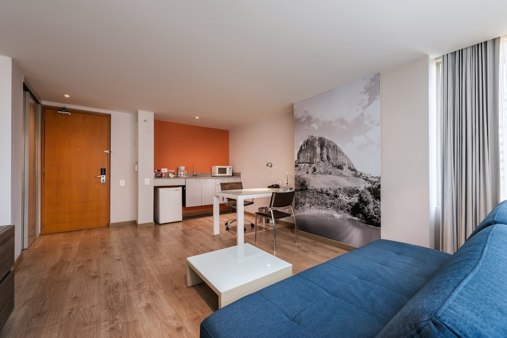 Suite, 1 Queen Bed - Photo 2
