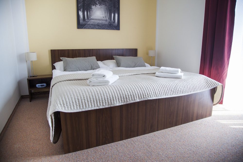 Suite, 1 Queen Bed with Sofa bed photo 2