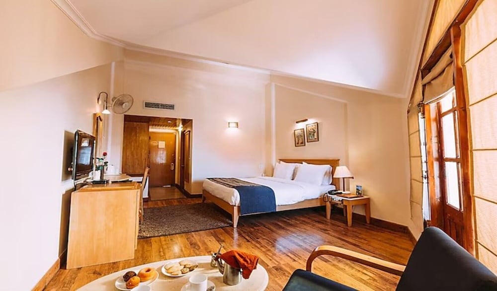 Club Room with Balcony and Bathtub - Photo 8