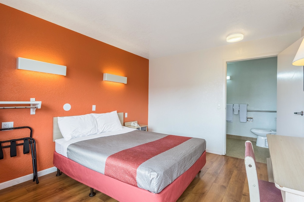 Standard Room, 1 Double Bed, Accessible, Non Smoking photo 3