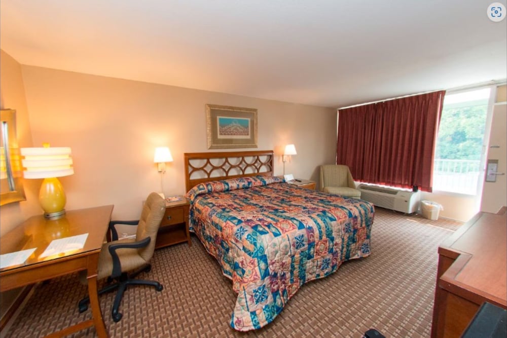 Standard Room, 1 King Bed, Smoking photo 1