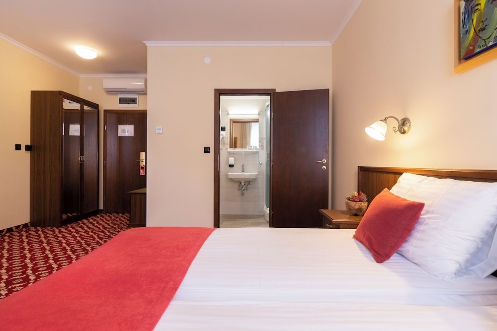 Standard Double or Twin Room - Photo 3