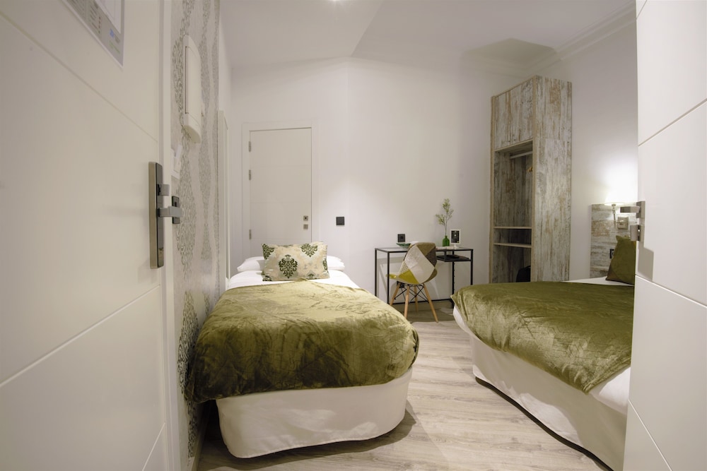 Economy Triple Room photo 3