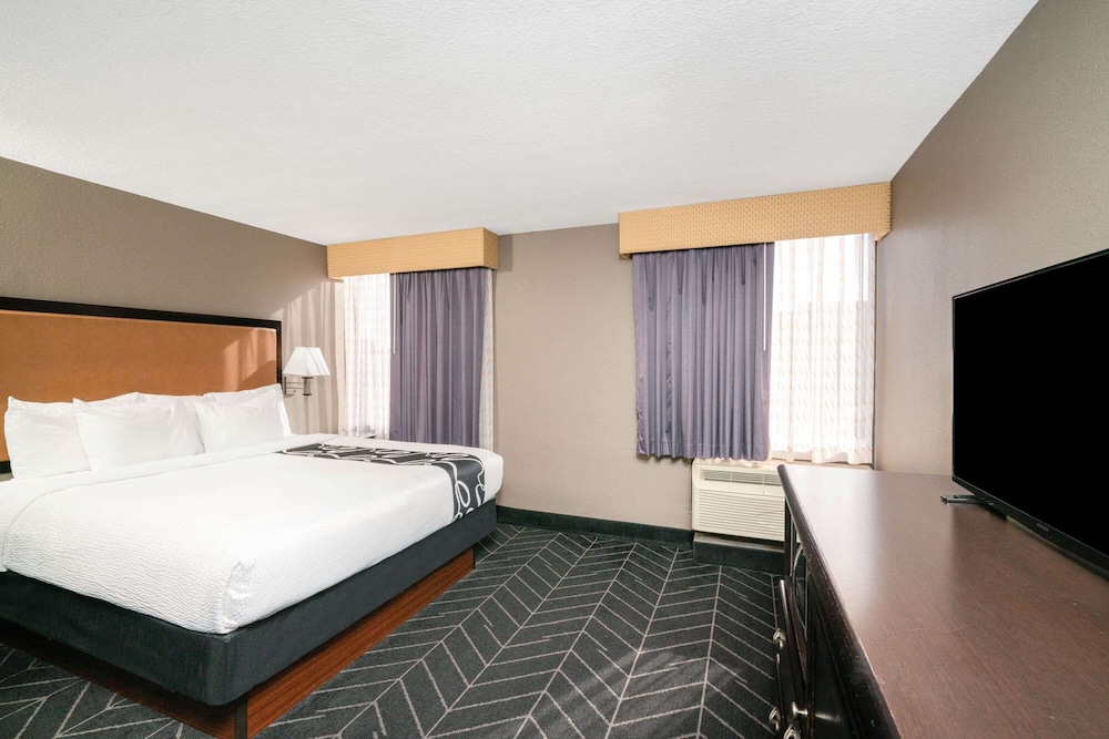 Room, 1 King Bed, Non Smoking - Photo 3